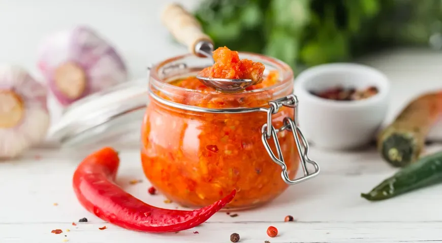 Аджика с яблоками и морковью на зиму