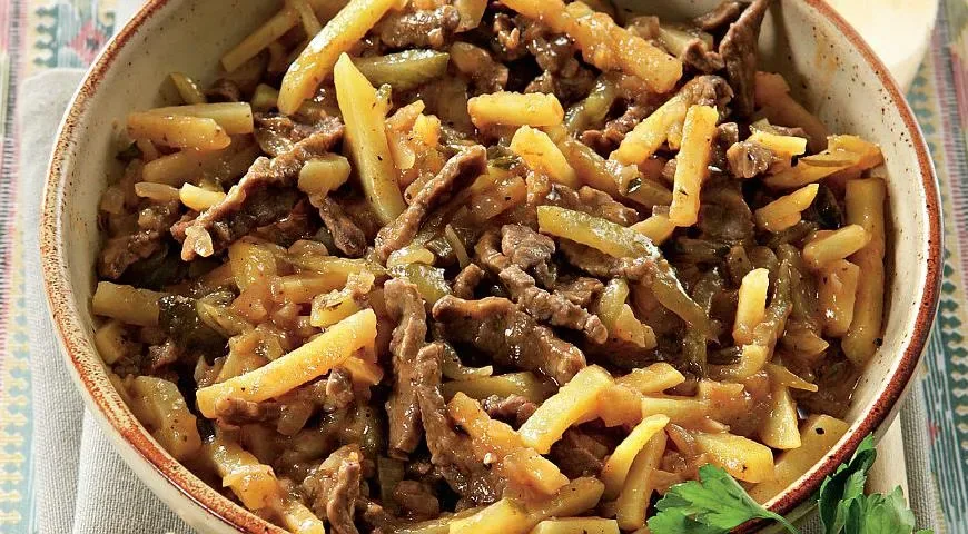 Азу по-татарски с солёными огурцами в пароварке