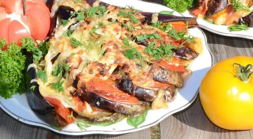 Баклажаны, запечённые с сыром, чесноком и помидорами