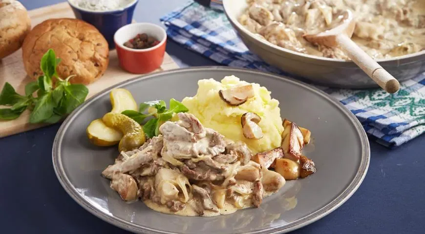 Бефстроганов с белыми грибами