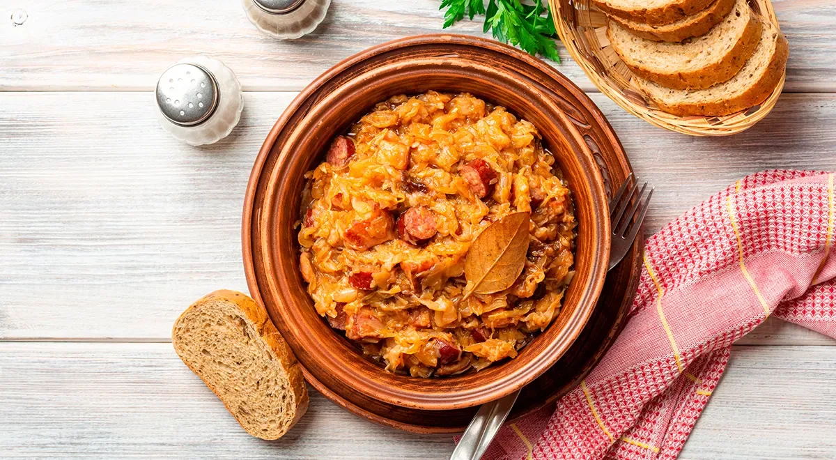 Бигус с квашеной капустой и колбасой