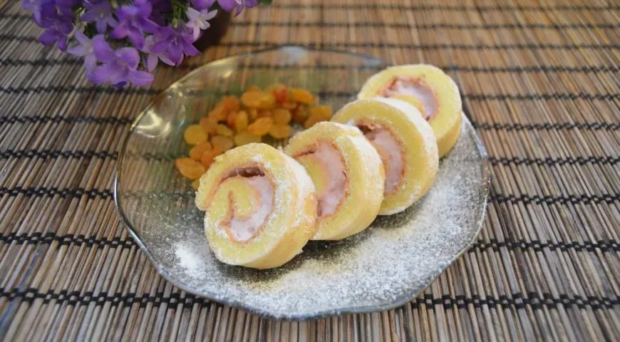Бисквитные мини-рулеты со сливочно-клубничной начинкой