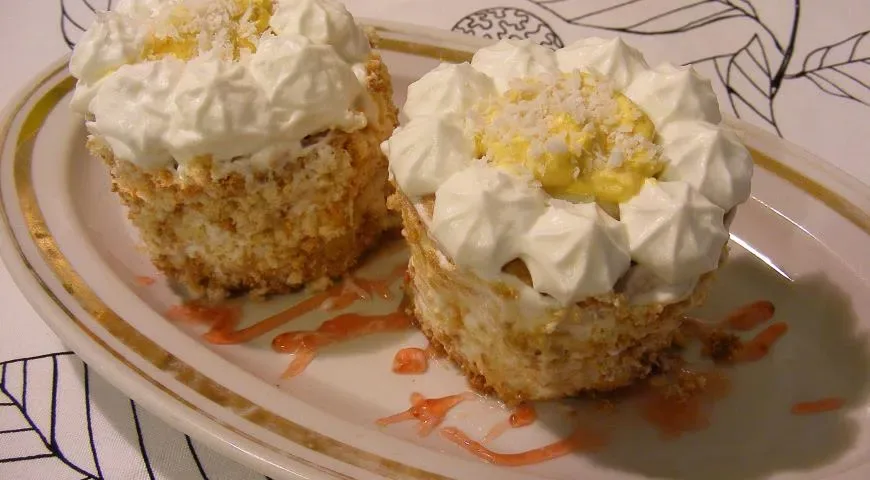 Бисквитные пирожные Маргаритки с заварным кремом и сливками