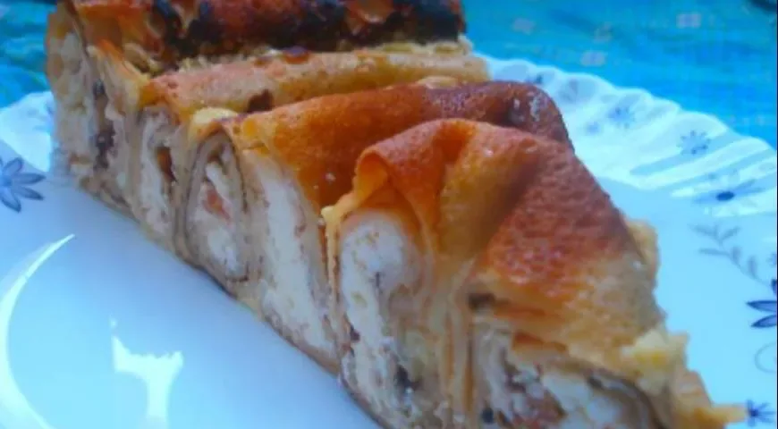 Блинный пирог с творогом и изюмом