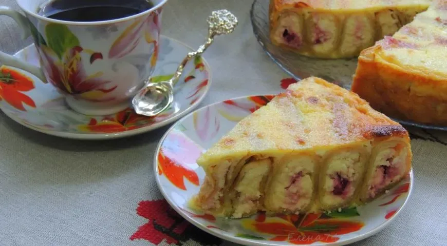 Блинный пирог с творогом и вишней