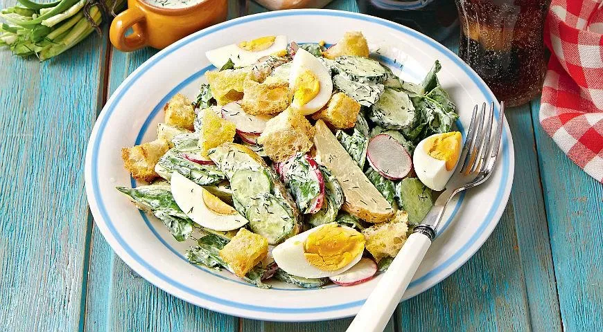 Большой зелёный салат с яйцами и гренками