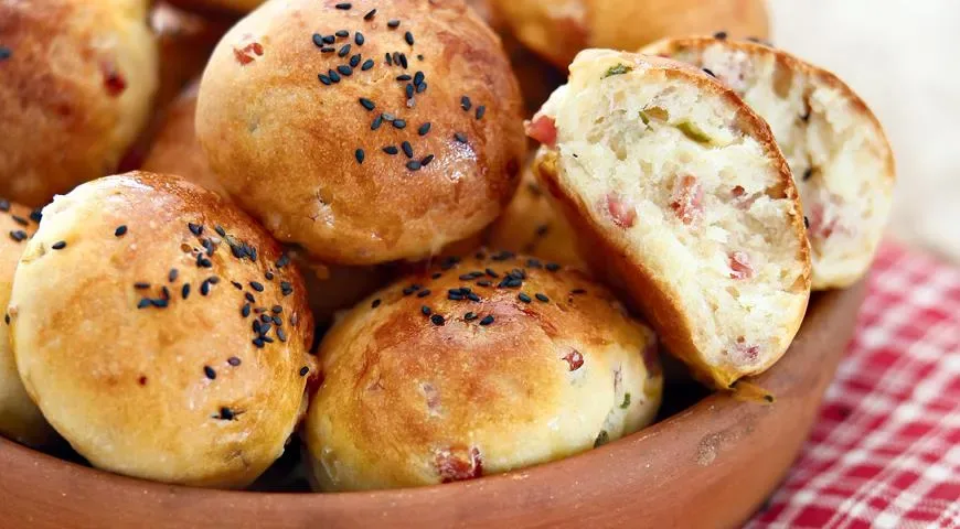 Булочки с зелёным луком и ветчиной