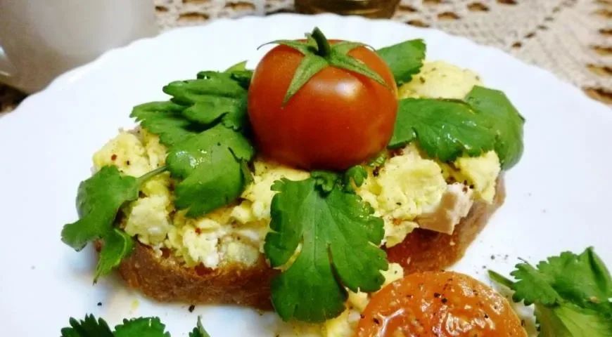 Бутерброд с маринованной брынзой и желтком