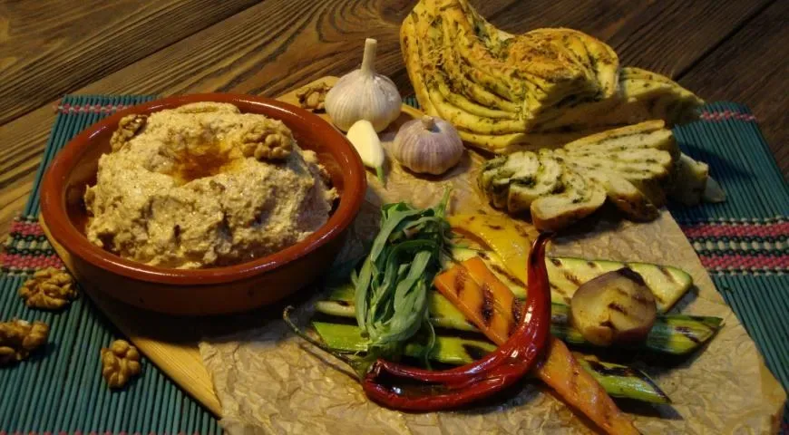 Цыплёнок по-черкесски под пряным соусом