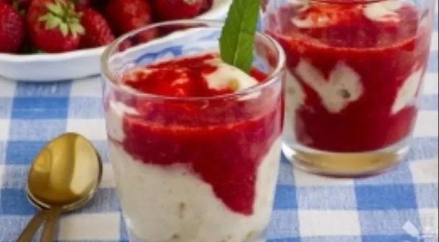 Десерт из клубники и замороженного банана