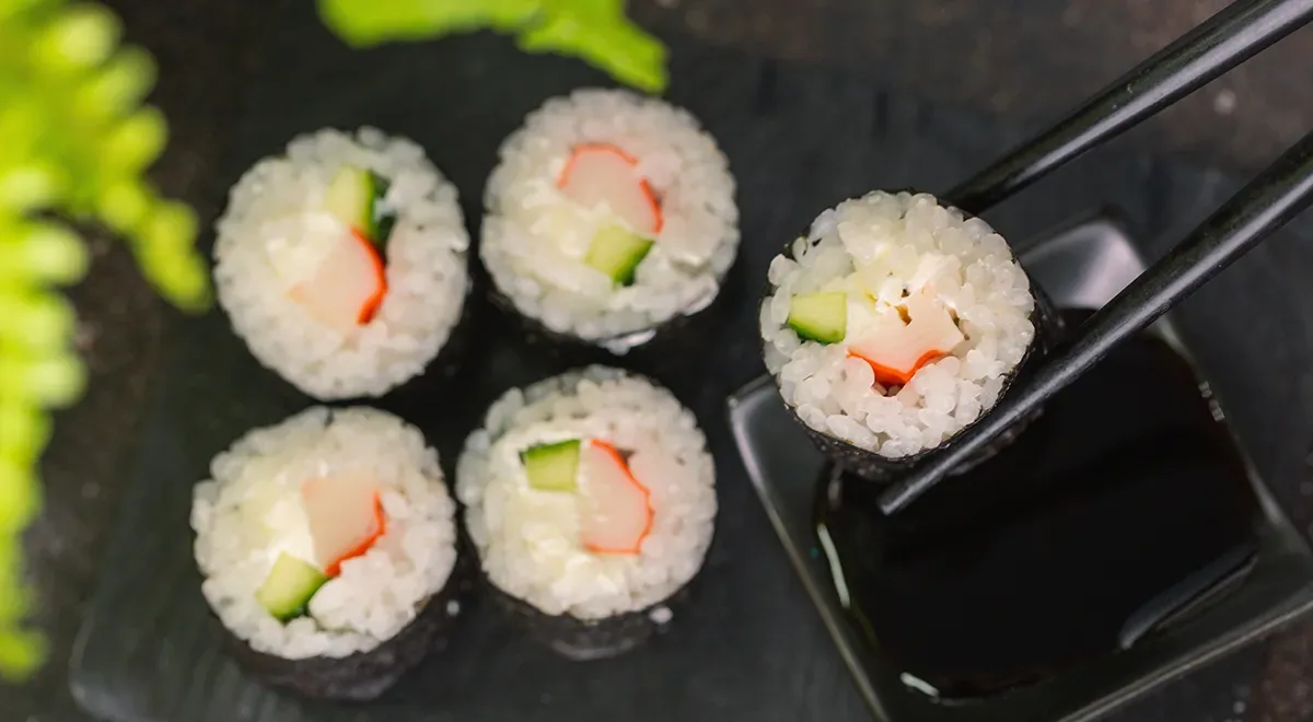 Домашние роллы с крабовыми палочками