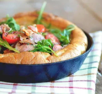 Dutch baby pancake с острым мясным салатом