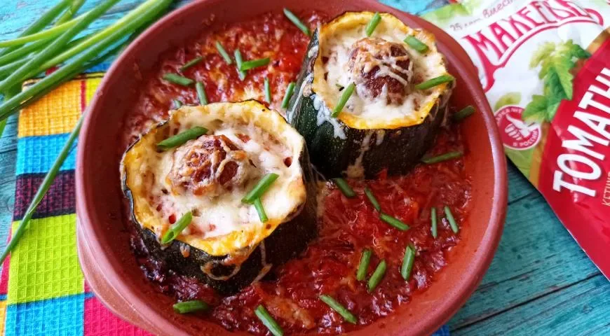 Фаршированные помидоро-кабачки с овощным соусом