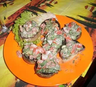 Фаршированные шампиньоны с чесночным соусом
