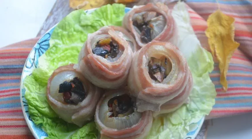 Фаршированный лук с грибами и беконом