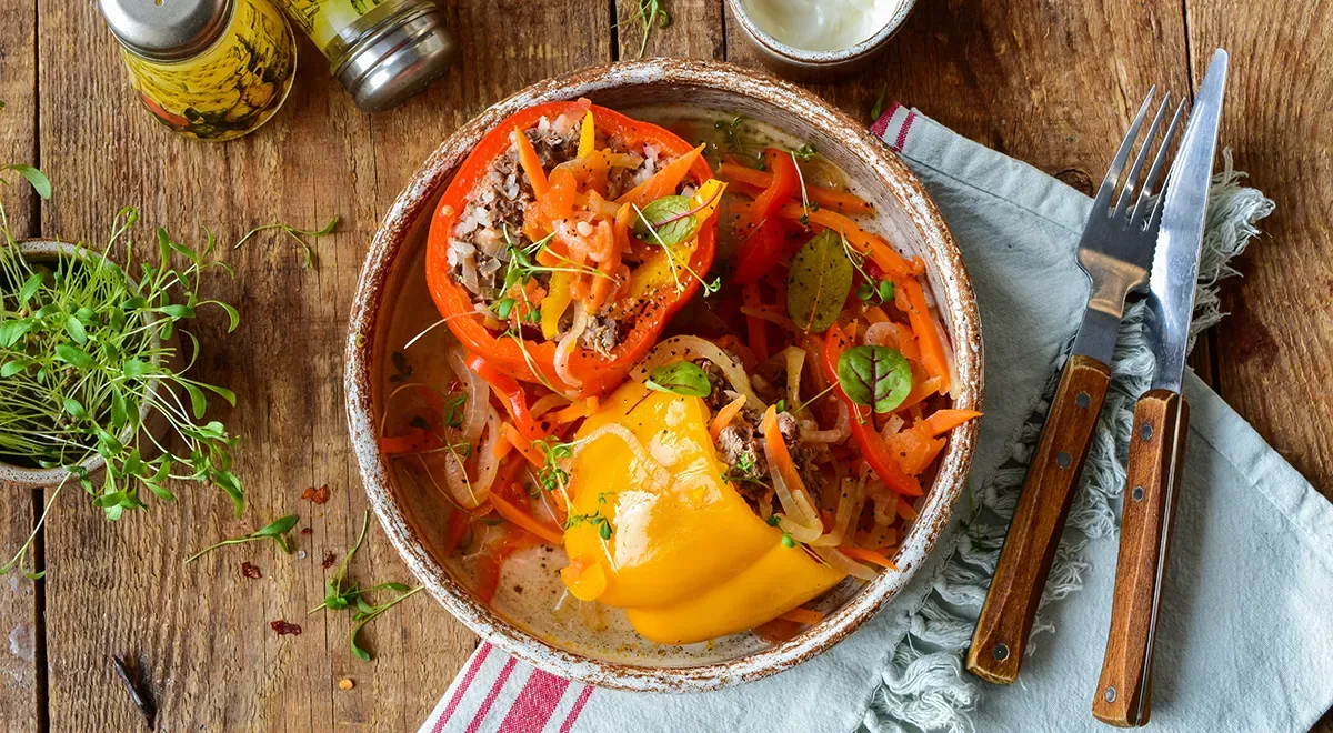 Фаршированный перец с мясом и рисом в кастрюле