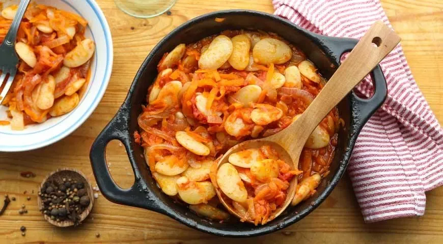 Фасоль, запечённая с овощами