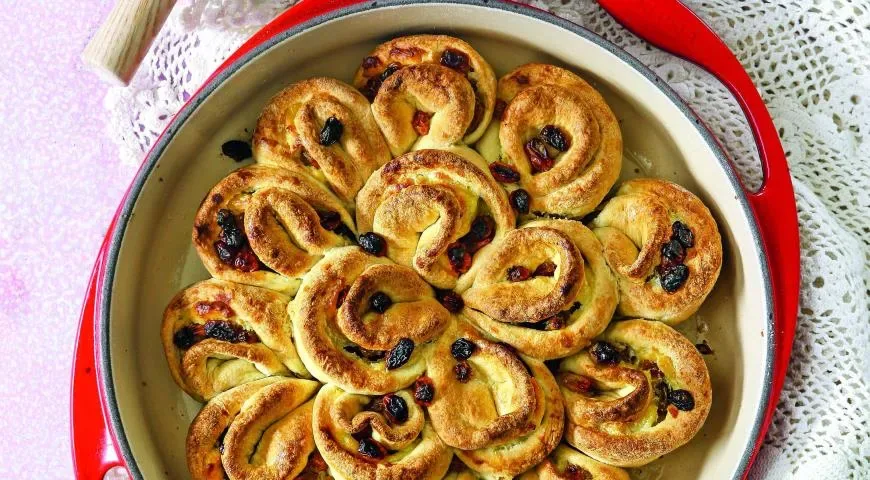 Фигурный пирог-цветок с изюмом и заварным кремом