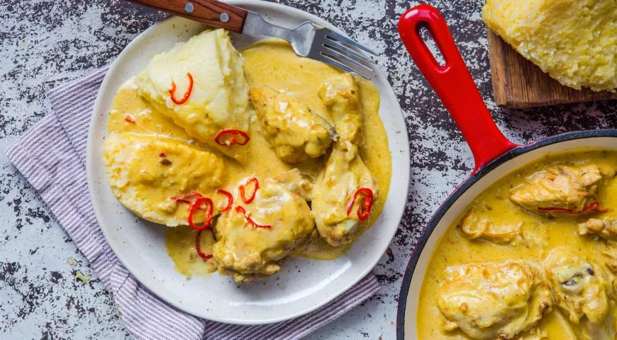 Гедлибже — цыплёнок в сметанном соусе с кукурузной и пшённой пастой