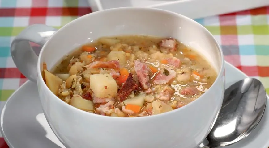 Гороховый суп с копчёными свиными рёбрышками