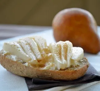 Горячий бутерброд с грушей и творожным сыром