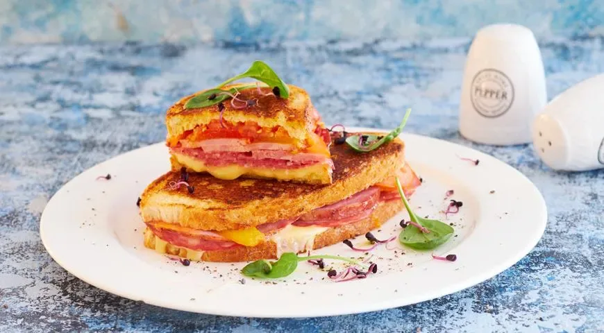 Горячий сэндвич с колбасой и сыром