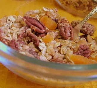 Гранола с пеканом и кленовым сиропом