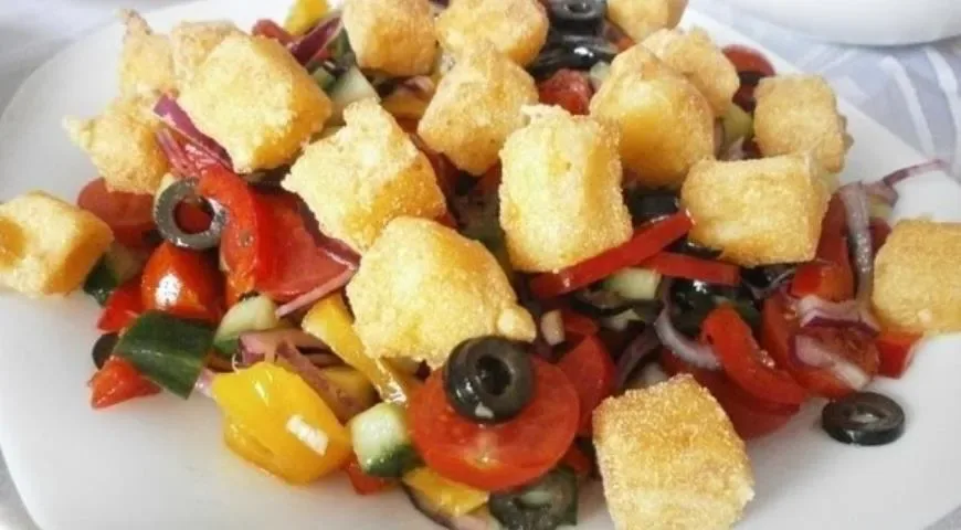 Салат с жареным сыром