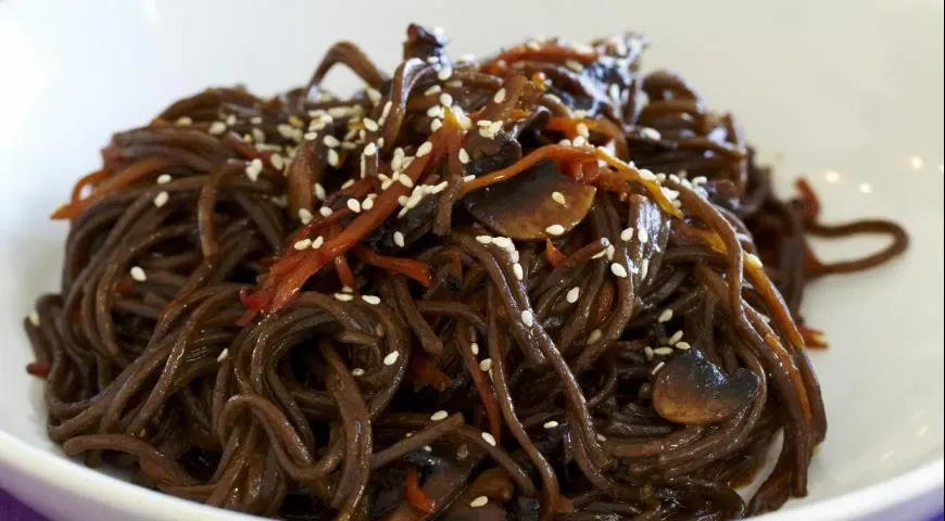Гречневая лапша с шампиньонами и морковью
