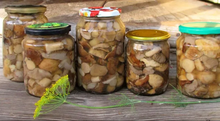 Грибы, маринованные в банке