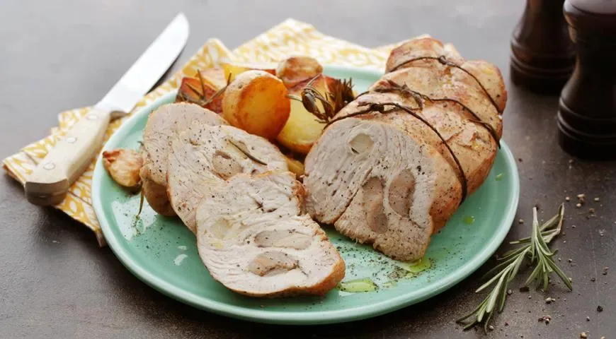 Грудка индейки, нашпигованная салом и яблоками