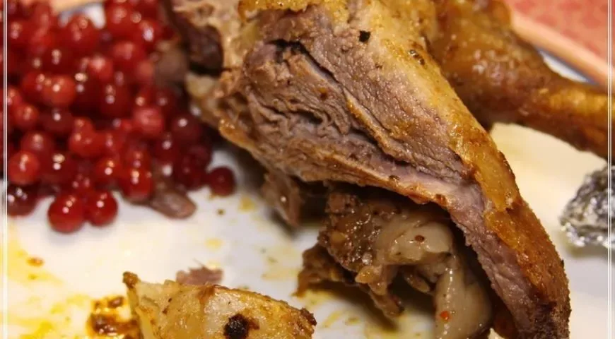 Гусь рождественский с яблоками и черносливом