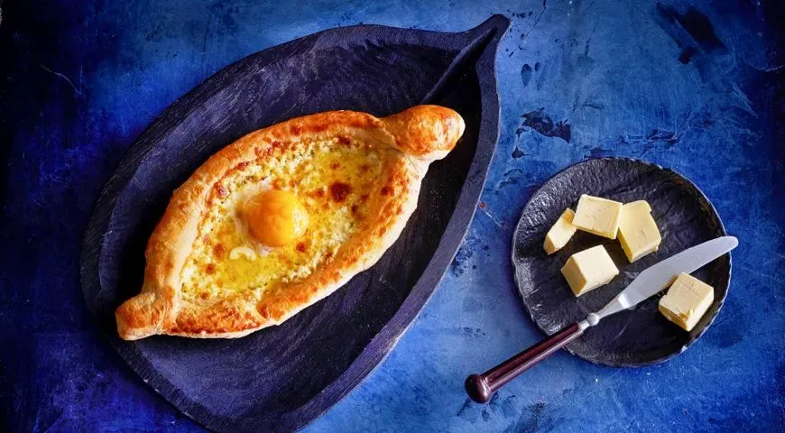 Хачапури по-аджарски с сыром и яйцом