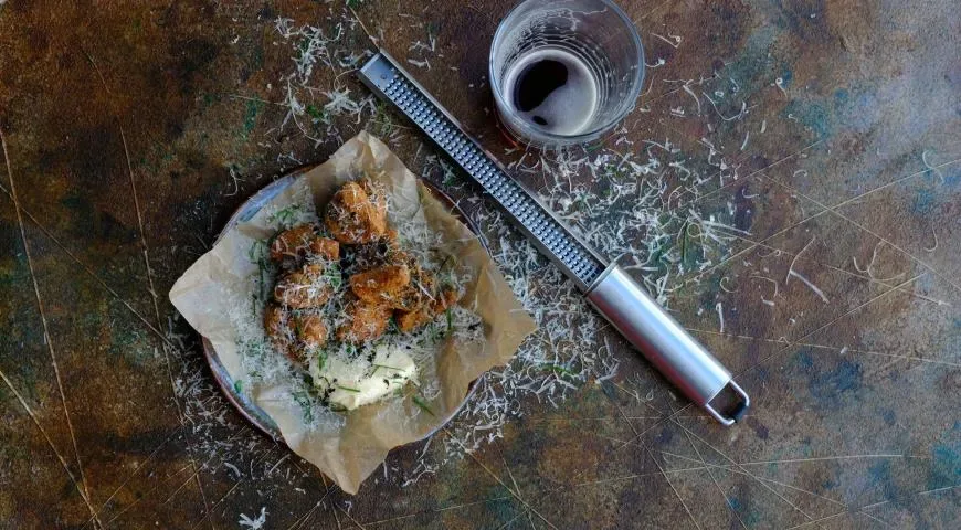 Хрустящие шампиньоны с соусом айоли и трюфельным маслом