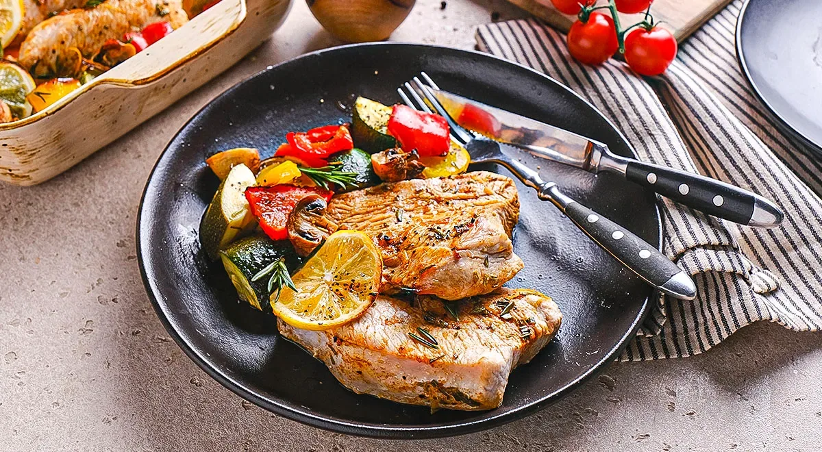 Индейка, запечённая с овощами и грибами в духовке