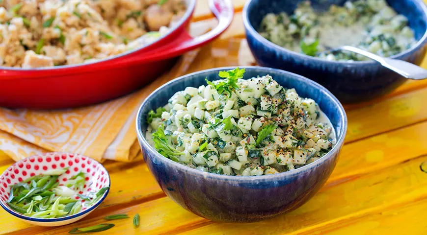 Индийский салат райта с огурцами и зеленью