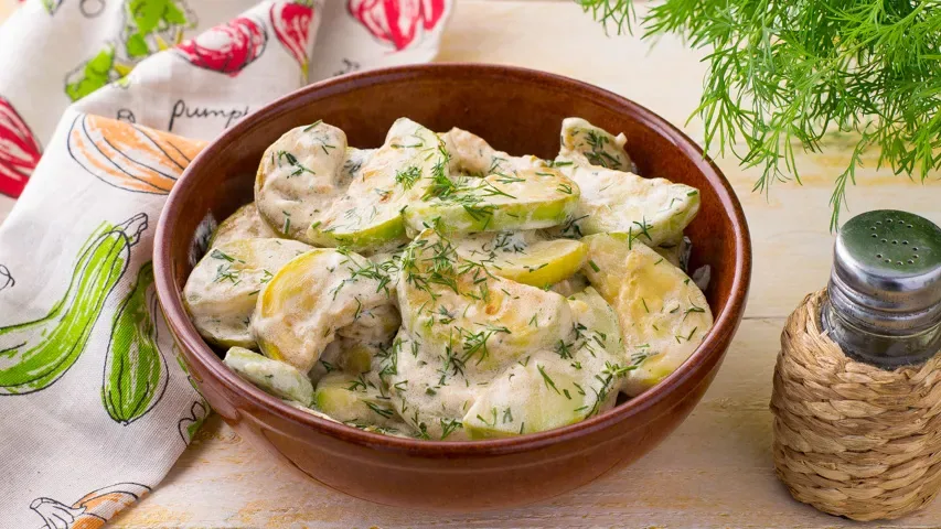Кабачки, тушенные в сметане с чесноком
