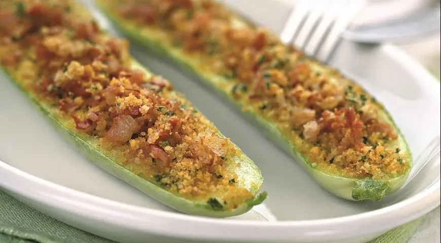 Кабачки с помидорами, сыром и сухариками, запечённые в духовке