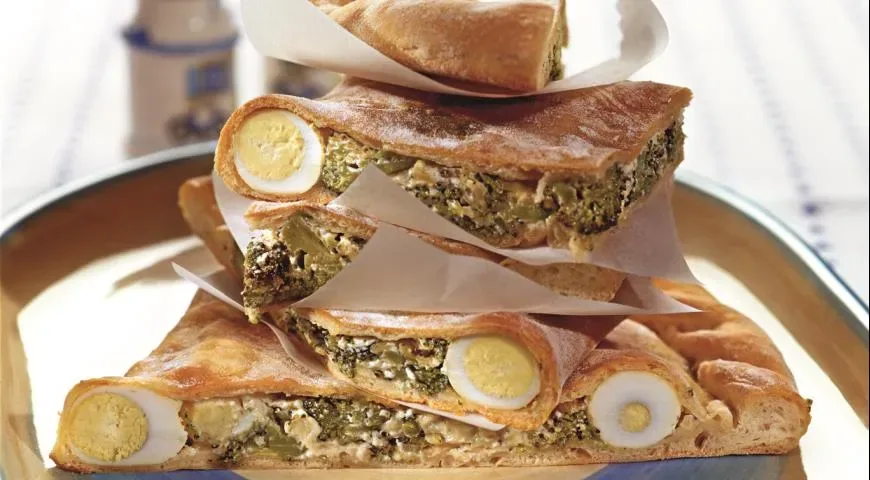 Кальцоне с брокколи и перепелиными яйцами