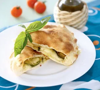 Кальцоне с цукини, оливками и моцареллой