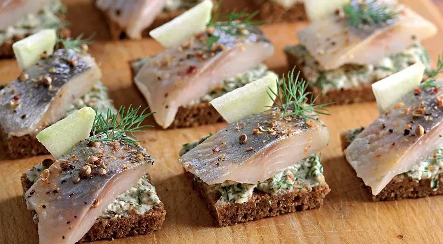 Канапе с селёдкой и ароматным маслом