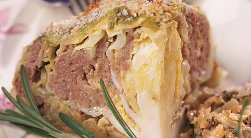 Капуста молодая, фаршированная бараниной