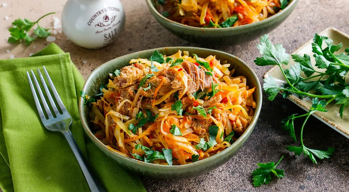 Капуста с тушёнкой на сковороде
