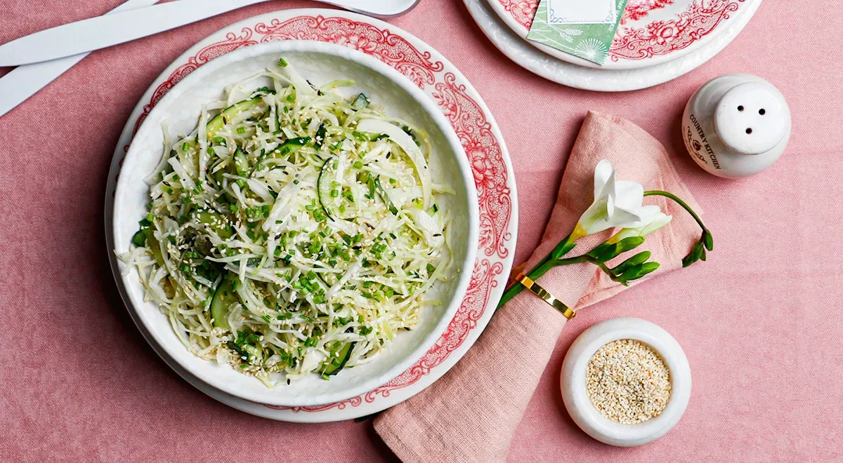 Капустный салат с огурцом, зирой и кунжутом