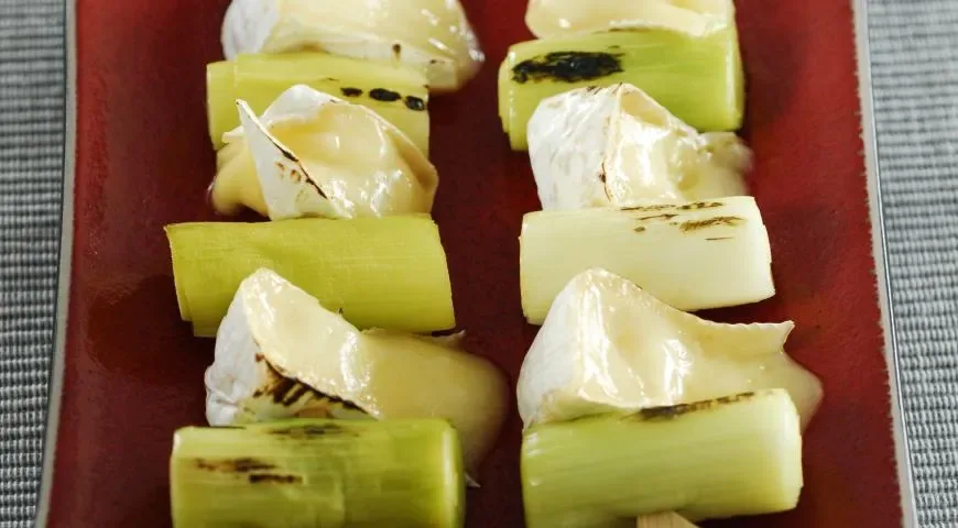 Карамелизованный лук с сыром бри