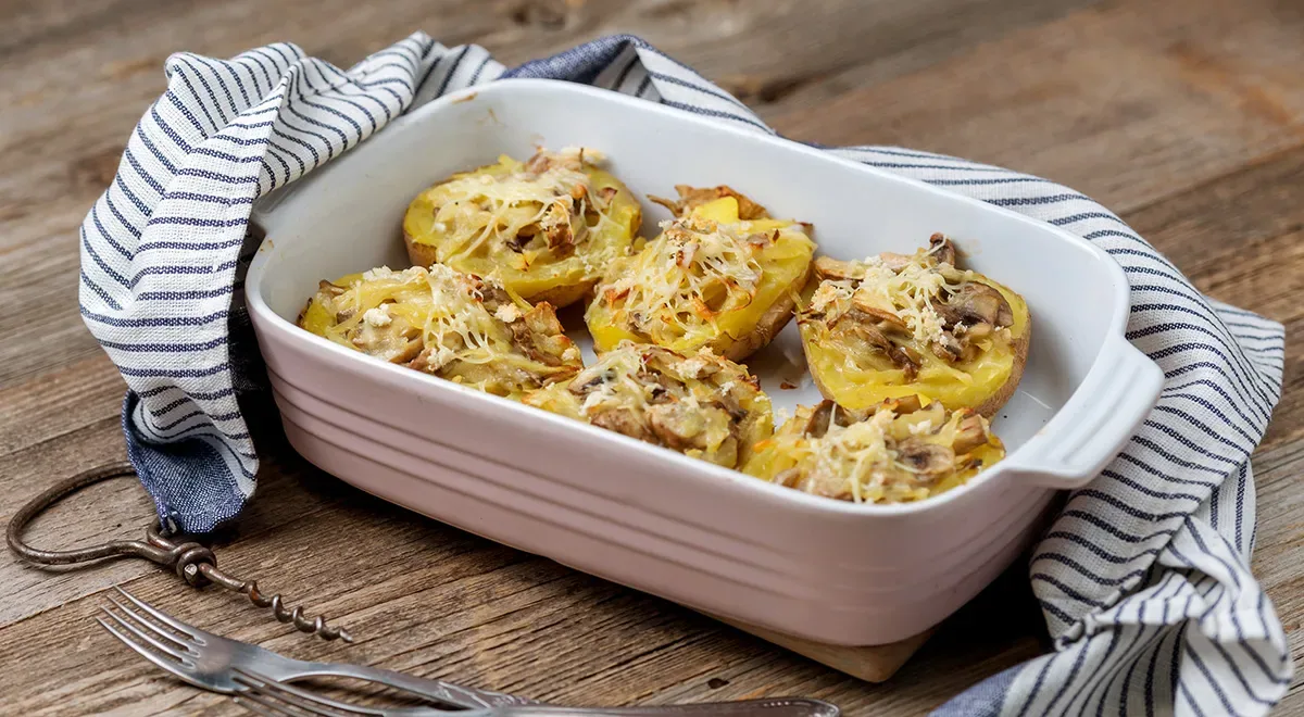 Картофель, фаршированный грибами и сыром