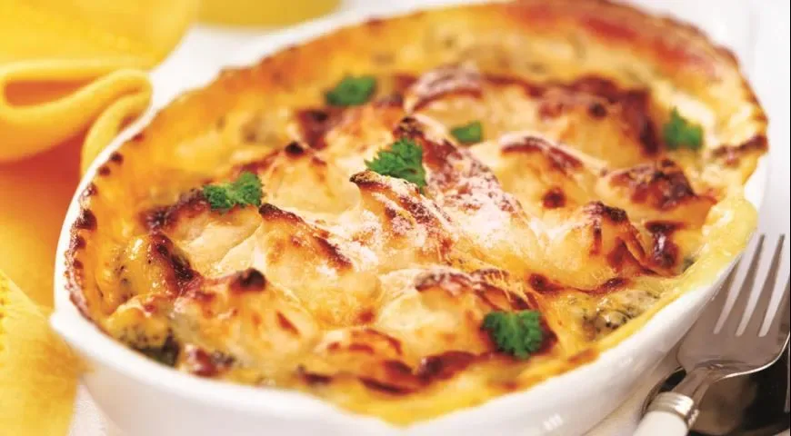 Картофель с фаршем и помидорами в духовке