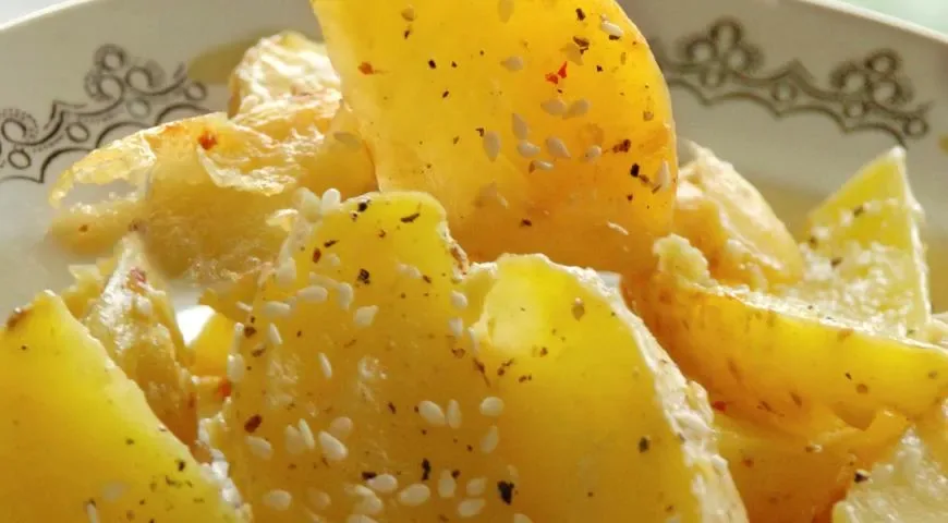 Картофель, запечённый с горчичным соусом и кунжутом