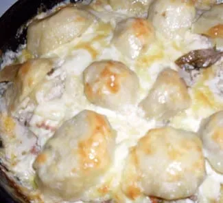Картофельные грибы, тушёные с мясом под сливочно-сырным соусом