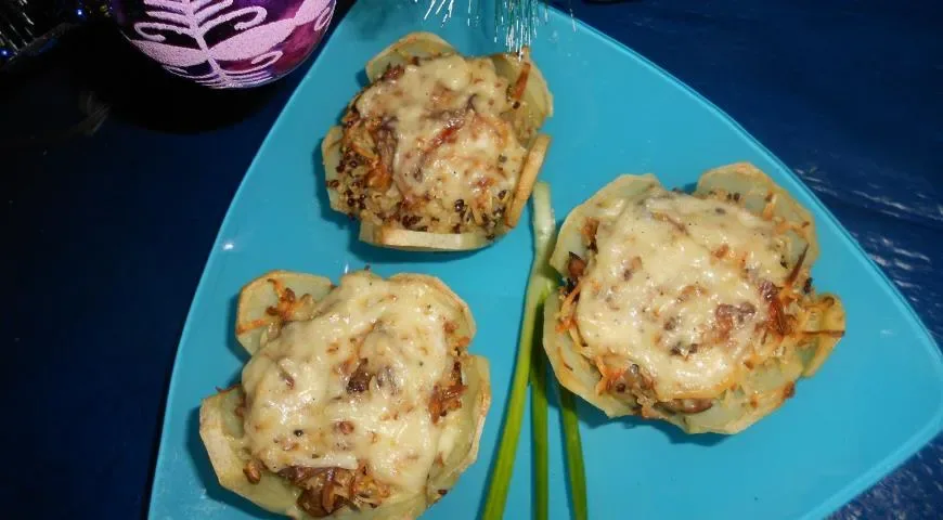 Картофельные корзиночки с киноа и лесными грибами